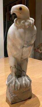 Sculpture d'aigle en marbre blanc sculpté, Enlèvement
