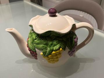 Porseleinen theepot beschikbaar voor biedingen