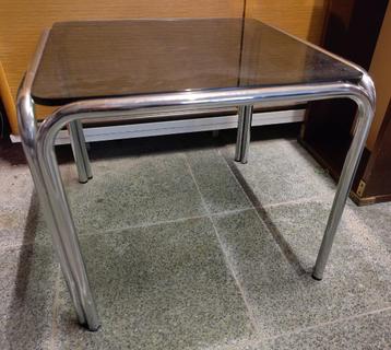 Bijzettafeltje met dik glazen blad beschikbaar voor biedingen