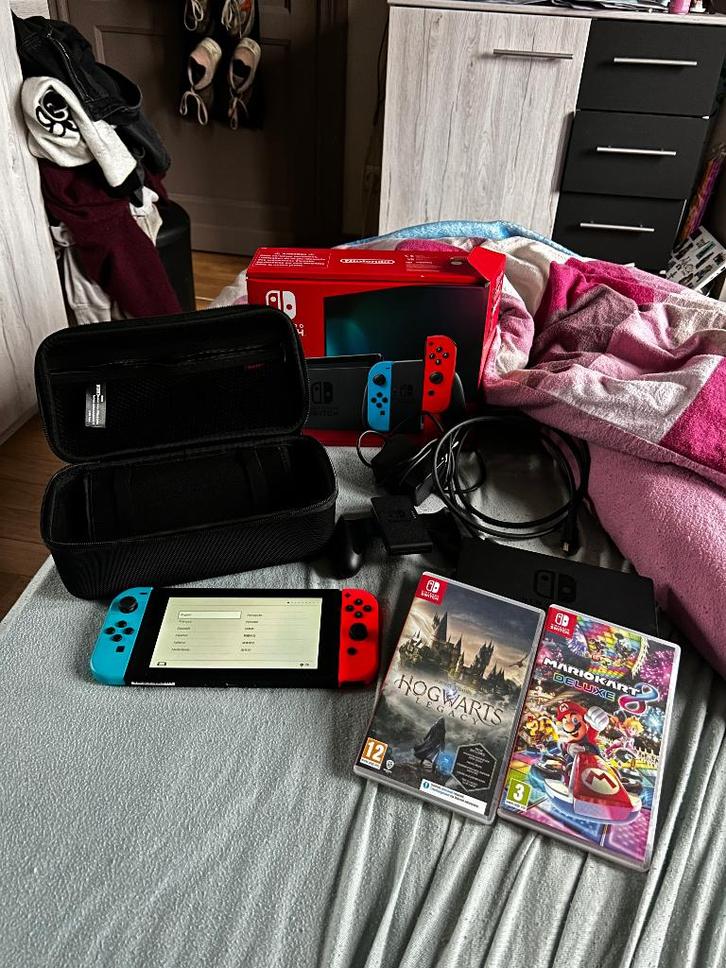 Nintendo Switch, Games en Spelcomputers, Spelcomputers | Nintendo Switch, Zo goed als nieuw, Switch OLED, Met 2 controllers, Met games