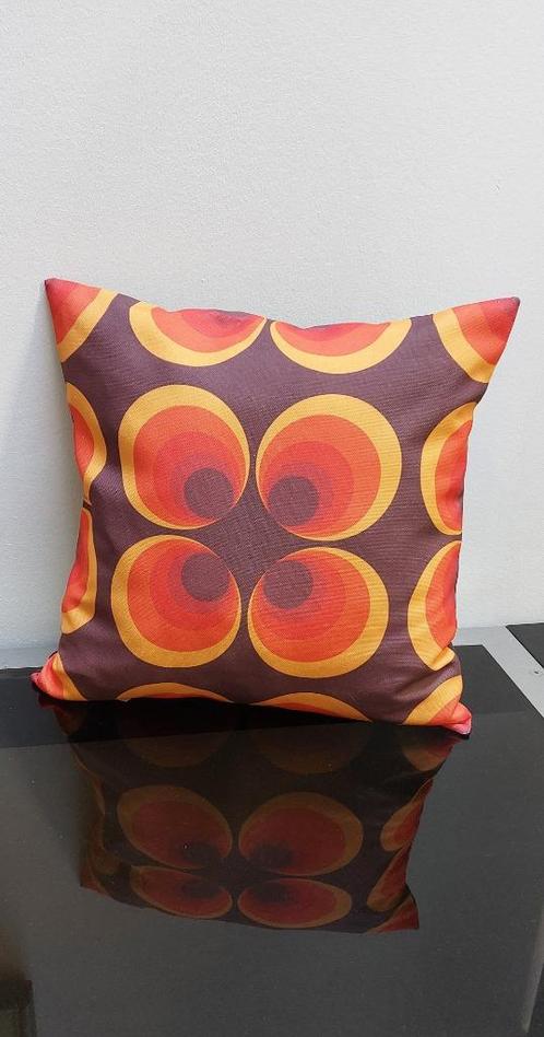 Handmade kussen in retro stof, Verzamelen, Retro, Huis en Inrichting