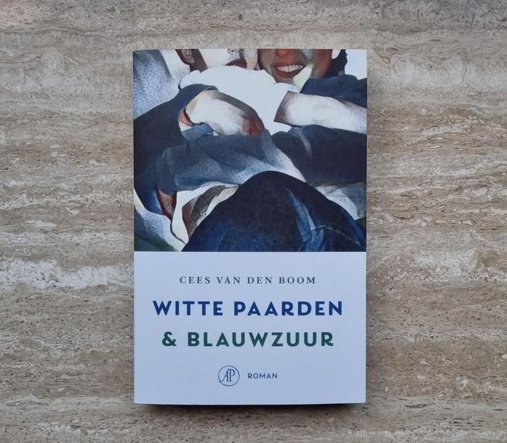 Witte paarden & Blauwzuur, roman van Cees van den Boom, Boeken, Romans, Nieuw, Nederland, Ophalen of Verzenden