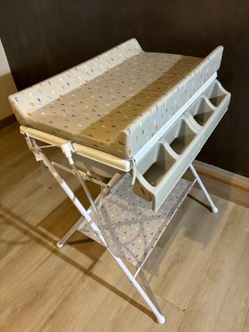 Table a langer pliable pour bébé avec baignoire