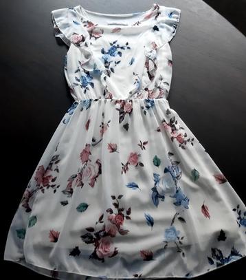 Romantisch wit jurkje met bloemen maat small beschikbaar voor biedingen