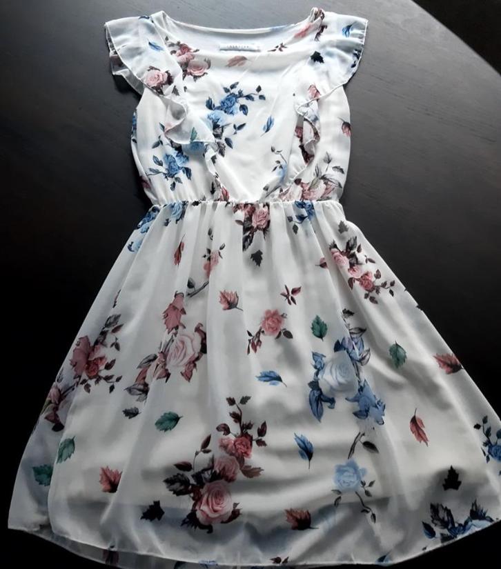 Romantisch wit jurkje met bloemen maat small, Kleding | Dames, Jurken, Wit, Ophalen of Verzenden