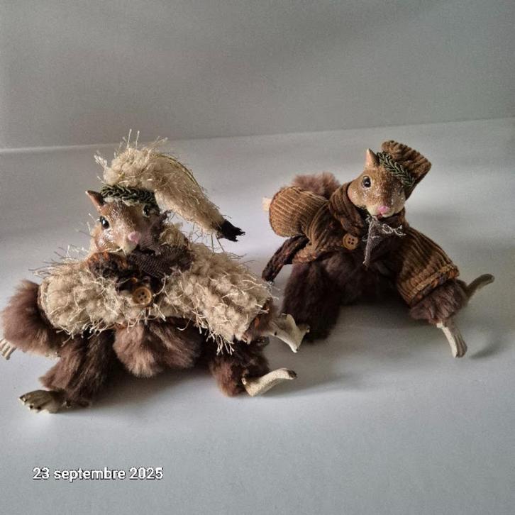 Kleine eekhoorntjes gekleed in fluweelbruin, zacht haar, Antiek en Kunst, Curiosa en Brocante, Verzenden