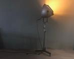 Industriële Engelse staande lamp in zijn originele patina, Huis en Inrichting, Lampen | Vloerlampen, 150 tot 200 cm, Gebruikt