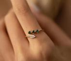 Gouden ring met smaragdgroene stenen, Handtassen en Accessoires, Ringen, Nieuw, Goud, Goud, Met edelsteen