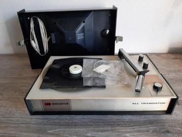 Vintage platenspeler. beschikbaar voor biedingen