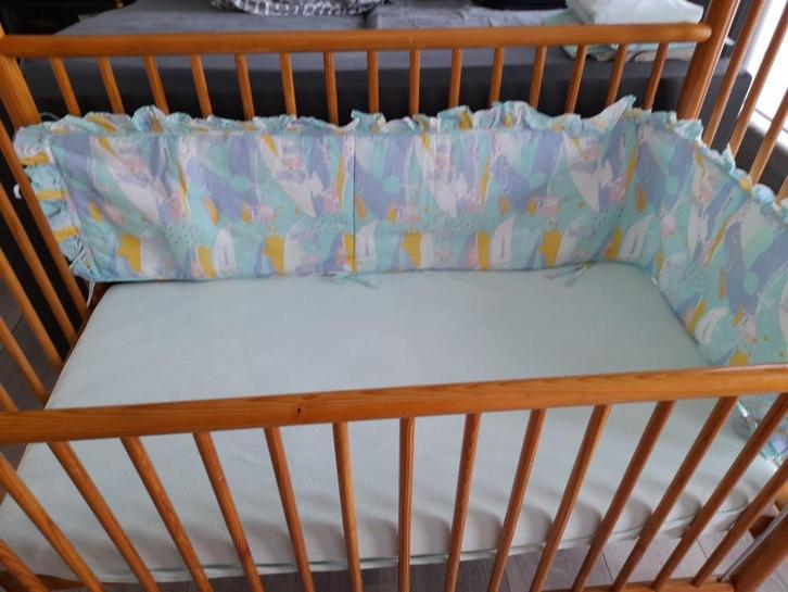 Kinderbedje op wieltjes verstelbaar in hoogte en voorzijde, Kinderen en Baby's, Kinderkamer | Bedden, Gebruikt, Matras, Ophalen