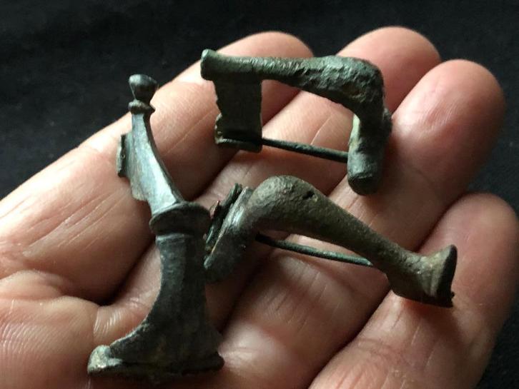 3 Romeinse FIBULA'S 1800jr oude mantelspelden Bodemvondst, Antiquités & Art, Antiquités | Bronze & Cuivre, Bronze, Enlèvement ou Envoi