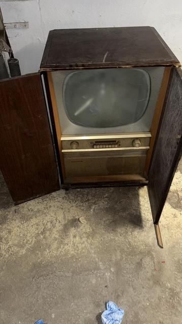 Te koop: Authentieke vintage televisiekast beschikbaar voor biedingen