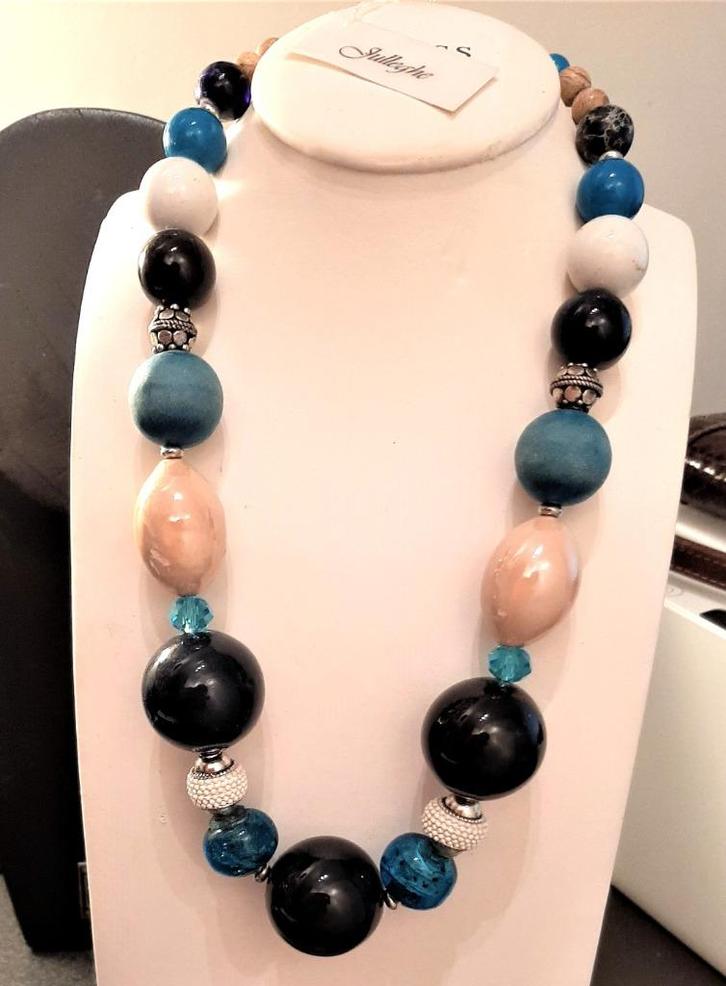 Te koop: Nieuw! Mooie lange ketting met blauwe, dikke bollen, Handtassen en Accessoires, Kettingen, Nieuw, Steen of Mineraal, Blauw