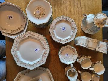 TE KOOP: Prachtig ETERNAL BEAU servies van Johnson Brothe beschikbaar voor biedingen