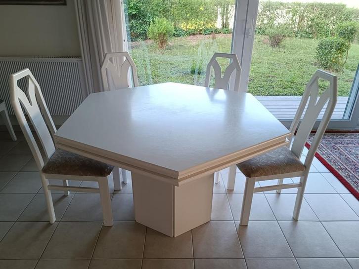 Zeshoekige eettafel met middenpoot + 4 stoelen +3tafelkleden, Huis en Inrichting, Tafels | Eettafels, Zo goed als nieuw, 100 tot 150 cm
