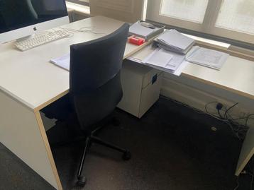 Wit gelamineerd houten bureau beschikbaar voor biedingen