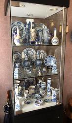 Vitrine kast met mooie verzameling Delfts blauw, Antiek en Kunst, Ophalen