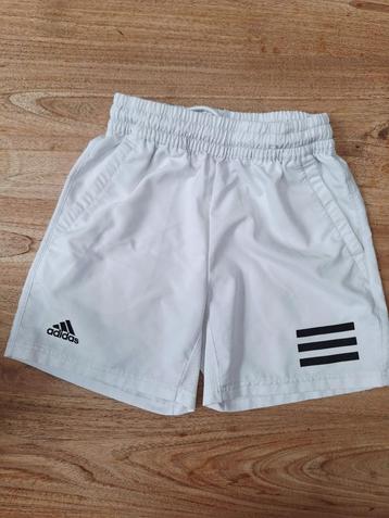 Sportshort Adidas m 140 beschikbaar voor biedingen