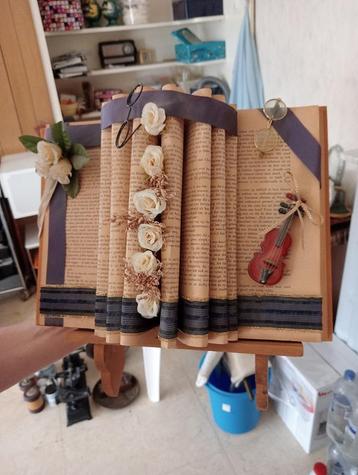 Livre avec décoration sur support, Enlèvement ou Envoi, Comme neuf
