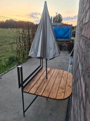 Hangende balkontafel. Incl parasol, incl 2 opklapstoelen met, Enlèvement, Comme neuf