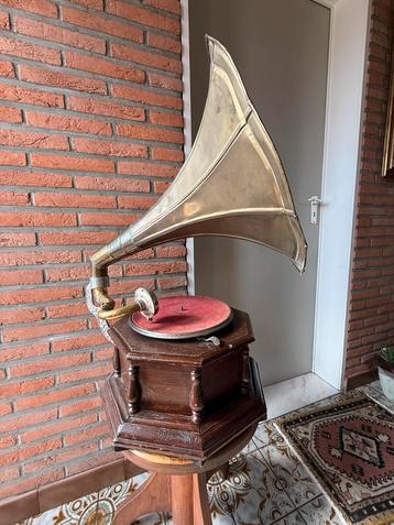 Authentieke “His Master’s Voice” Grammofoon beschikbaar voor biedingen