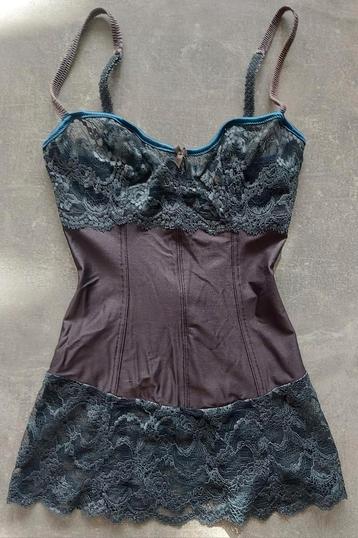 Grijze jumpsuit met prachtig 85B-kant beschikbaar voor biedingen
