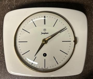 Horloge Junghans en céramique à remonter vintage disponible aux enchères