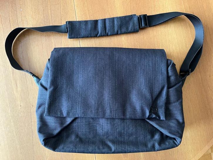 Messenger bag Dicota 13", Handtassen en Accessoires, Tassen | Schoudertassen, Gebruikt, Overige merken, Grijs, Leer, Ophalen of Verzenden