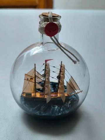 Schip in fles, drijft, wensboot beschikbaar voor biedingen