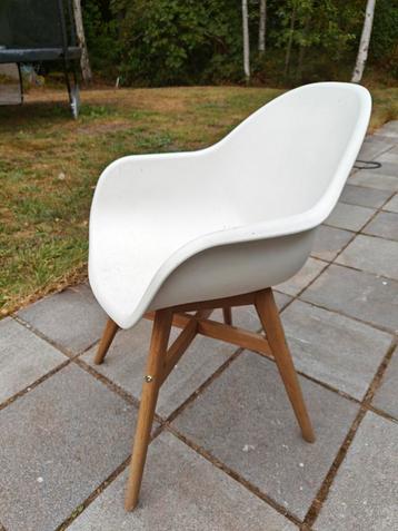 12 tuinstoelen beschikbaar voor biedingen