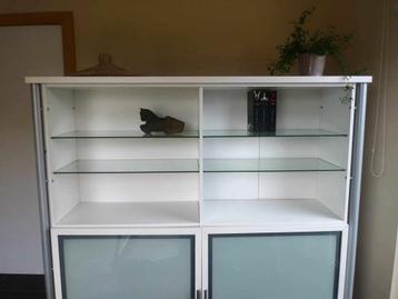 Witte decoratieve kast beschikbaar voor biedingen