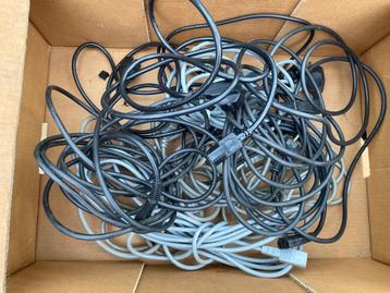 Etui met 11 flitser- of projectorkabels  beschikbaar voor biedingen