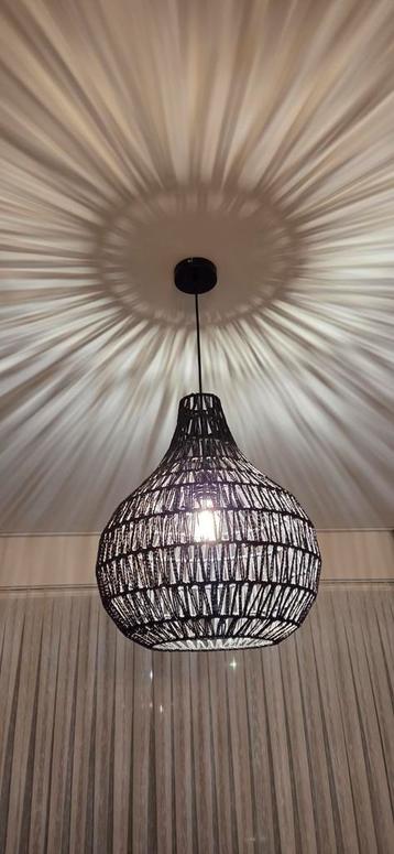 Moderne hanglamp–gevlochten design met sfeervol lichteffect beschikbaar voor biedingen