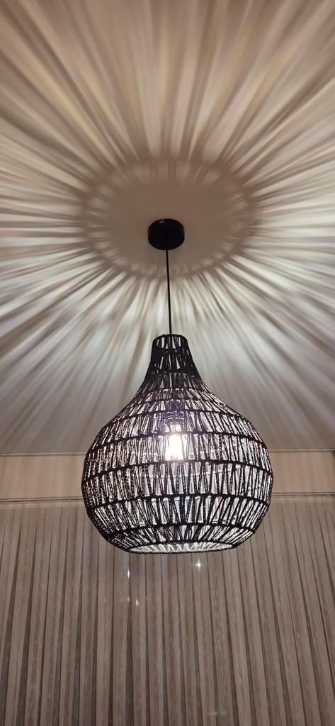 Moderne hanglamp–gevlochten design met sfeervol lichteffect, Huis en Inrichting, Lampen | Hanglampen, Zo goed als nieuw, Ophalen