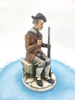 Capodimonte porseleinen beeldje man met pijp en geweer , Verzamelen, Ophalen, Zo goed als nieuw, Overige typen