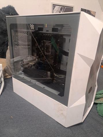 2 game pc's 3schermen toetsenbord muis microfoon +alle kabel beschikbaar voor biedingen