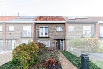 Woning met 3 slaapkamers, garage en uitweg! beschikbaar voor biedingen