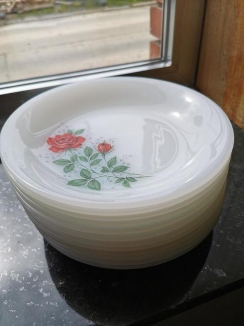 12 Arcopal diepe borden met rode roos motief  goede staat, Huis en Inrichting, Keuken | Servies, Gebruikt, Bord(en), Overige stijlen