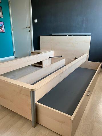 Kinderkamer inclusief bureau en wandrek  beschikbaar voor biedingen