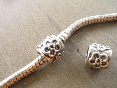 Tibetaans zilveren bedel: cilinder met bloem, Handtassen en Accessoires, Bedels, Nieuw, Overige merken, Overige materialen, 4 bedels of meer