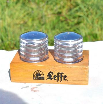 salière et poivrière Leffe sur socle de bois  beschikbaar voor biedingen