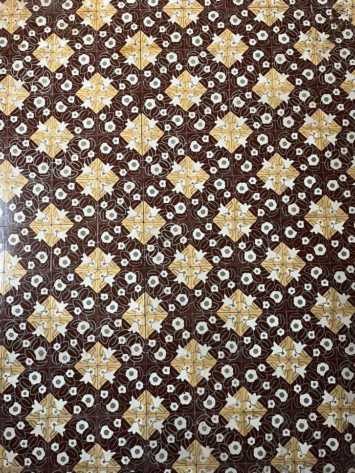 Oude vloertegel gebloemd motief 15x15cm (+-32m2), Antiquités & Art, Antiquités | Assiettes décoratives & Carrelages, Enlèvement