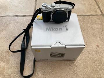 Nikon 1 J5 camera, body met drie objectieven