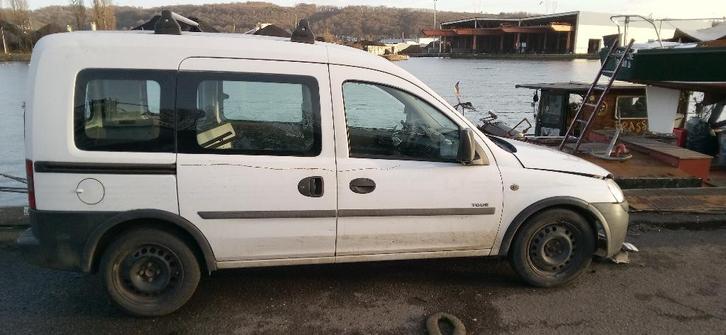 Opel Combo C uit het jaar 2004, Auto's, Opel, Particulier, Combo Tour, Benzine, Euro 4, Break, 6 deurs, Handgeschakeld, Wit, Grijs