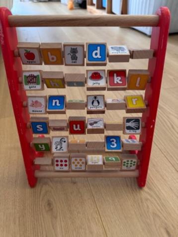 Alphabet anglais en bois beschikbaar voor biedingen