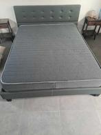 A vendre lit et son matelas, Gris, Comme neuf, Enlèvement, 200 cm