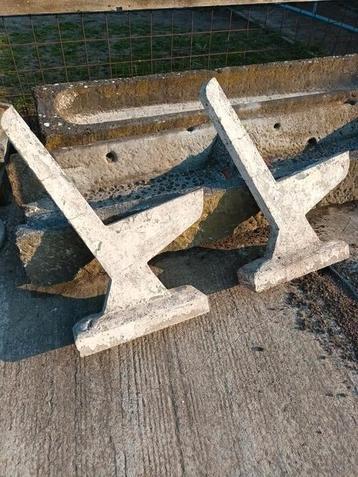 Koppel betonnen banksteunen ( onverslijtbaar) beschikbaar voor biedingen