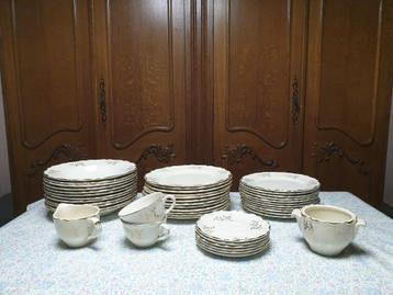Belgisch Vintage Servies: 52-delig Boch La Louvière, met gou beschikbaar voor biedingen