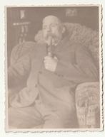 Foto van een man in een zetel  die een pijp rookt, Verzenden, Zo goed als nieuw, Overige onderwerpen, Foto
