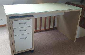 Bureau van imitatie beukenhout beschikbaar voor biedingen